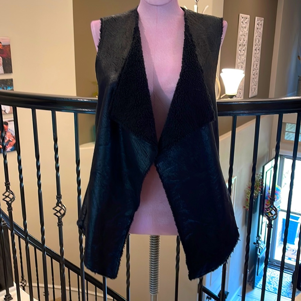 Faux leather shearling lined vest size large